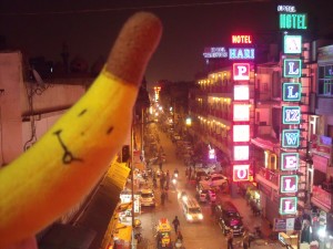 banan podziwia panoramę