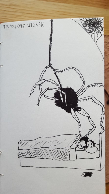 Mam lęk przed pająkami. Nawet rysując je odczuwam wielki niepokój. Ale też to bardzo pomaga oswoić lęk. Na tym obrazku pająk poprawia mi kołdrę, gdy śpię.
